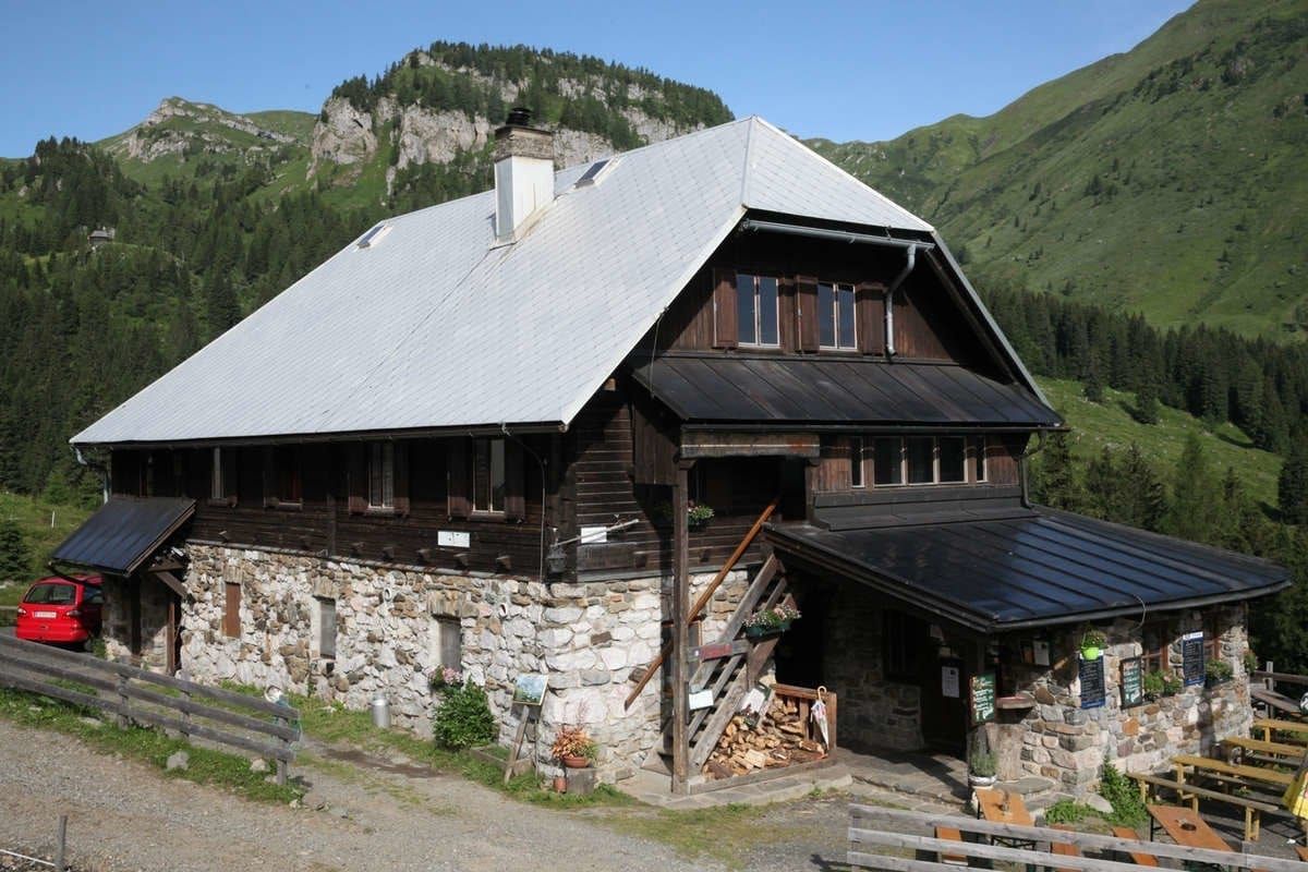 Escursione a 2 malghe (Tröpolacher Alm, Rattendorfer Alm)